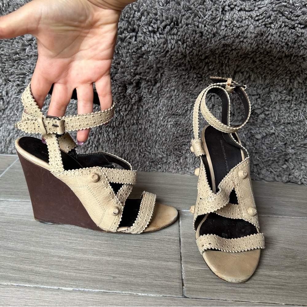 BALENCIAGA Papyrus Lambskin Leather Baby Daim Wedge Sandals - Picture 3 of 8